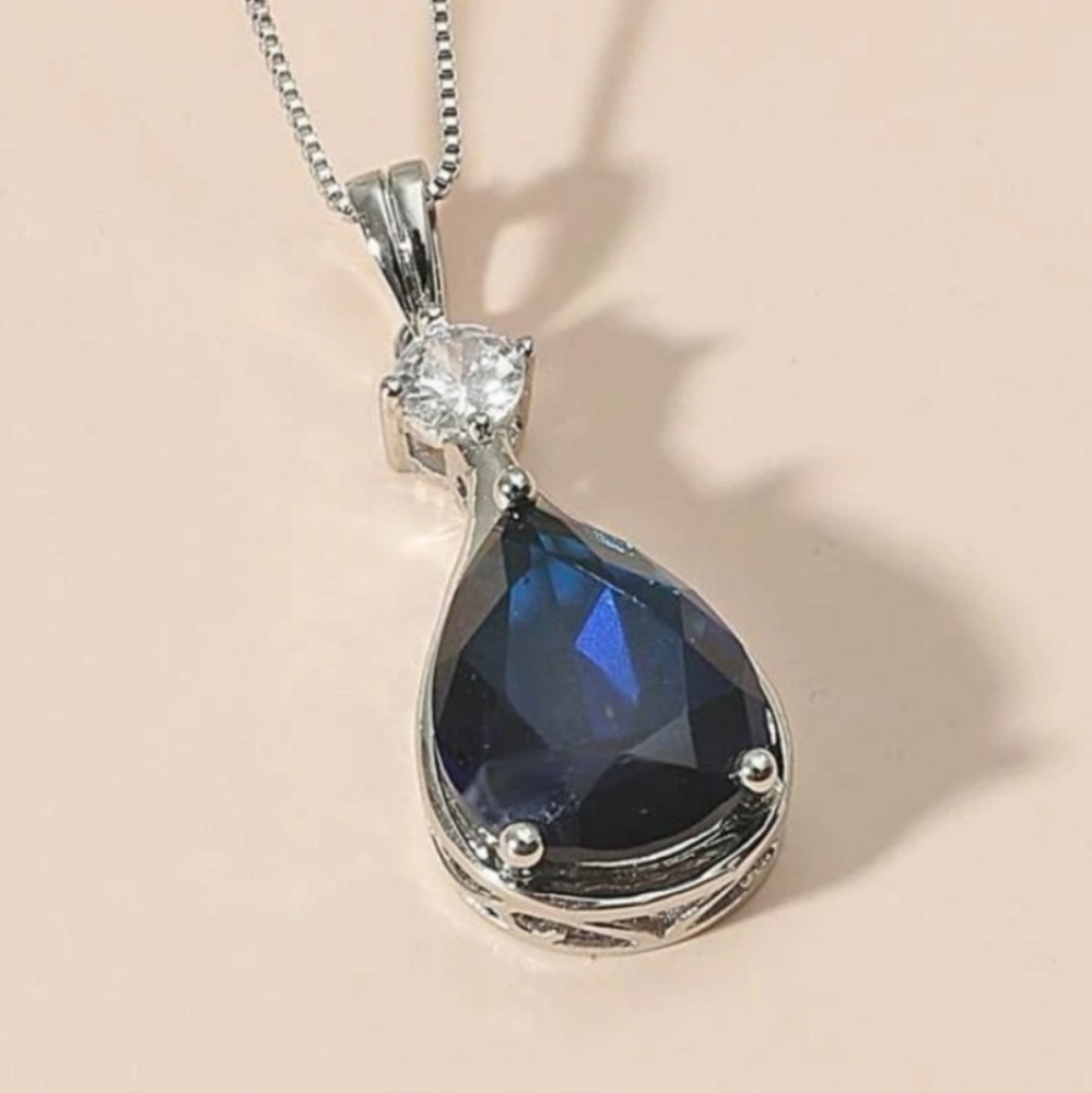 Teardrop necklace 💙